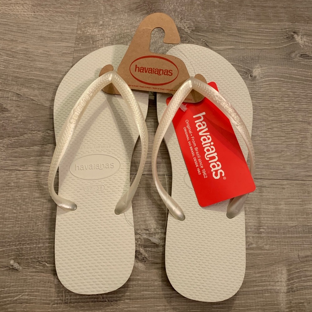 Havaianas metallic white flip-flops size 7/8